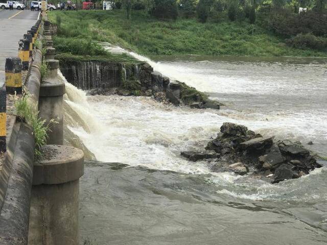 怀柔普降中到大雨中高路西树行桥桥面下沉