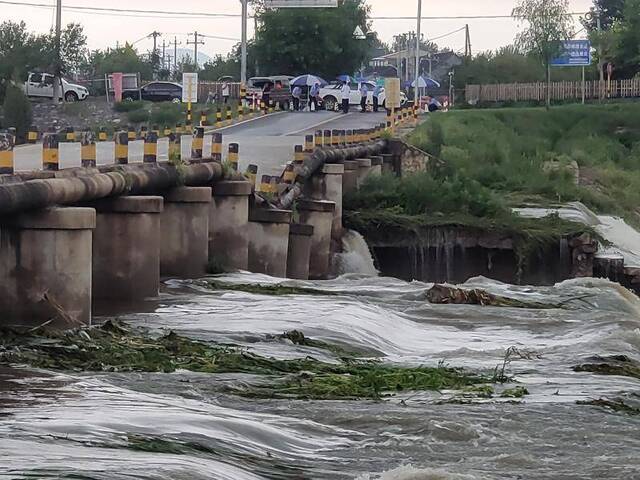 怀柔普降中到大雨中高路西树行桥桥面下沉