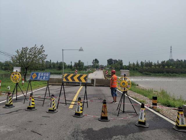 怀柔普降中到大雨中高路西树行桥桥面下沉