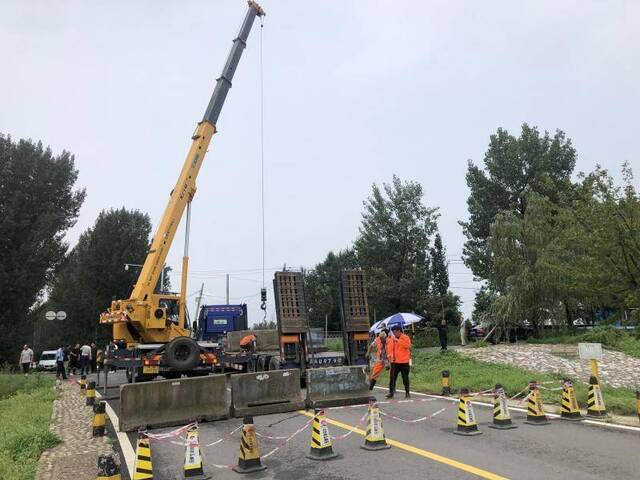 怀柔普降中到大雨中高路西树行桥桥面下沉