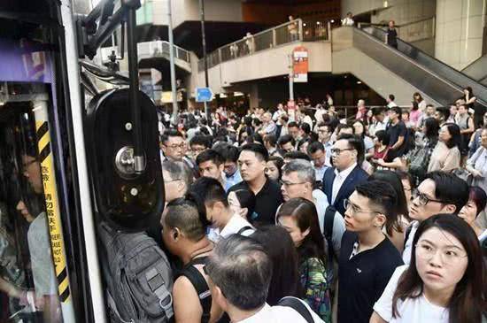 香港公交车站人满为患来源：海外网