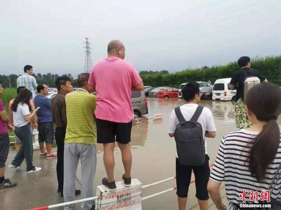 北京暴雨登上热搜 这一幕却格外感人