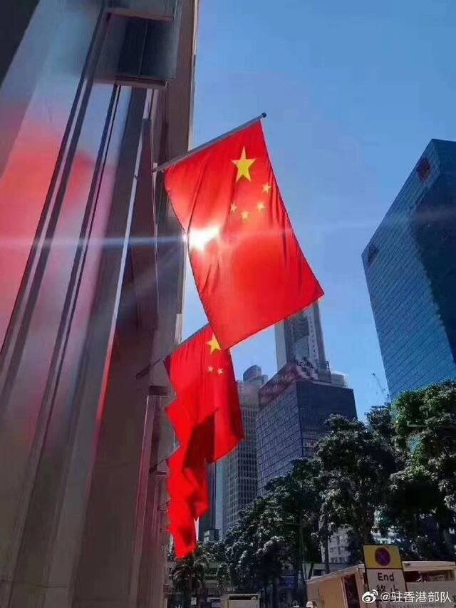 驻港部队：香港多处挂起国旗 人人都是护旗手(图)