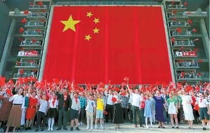 上赛场3万人手中国旗飞扬 快闪MV今晚首播 《航拍上海·嘉定篇》明晚首播