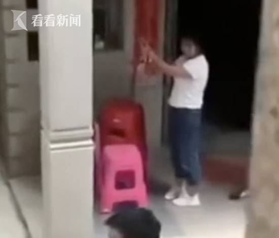 5岁男童疑遭继母虐待致死 生前被迫下跪视频曝光
