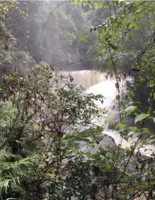 湖北鹤峰山洪幸存者讲述惊魂一幕：3秒钟河水到腰