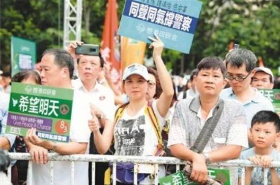 8月3日，香港市民在“希望明天”反暴力音乐集会上。（新华社记者吴晓初摄）