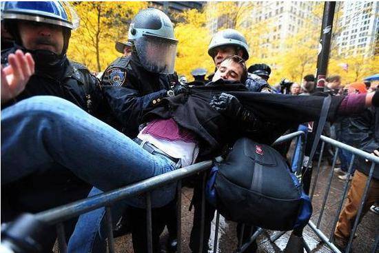 2011年11月，纽约警方进入祖科蒂公园，对“占领华尔街”运动进行清场。（来源：环球网）