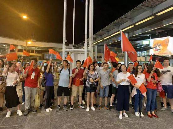 香港市民没有让人失望：你们拆一次 我们升一次