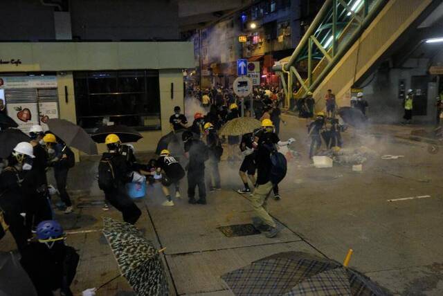 暴徒冲击深水埗警署，警方施放催泪弹（来源：港媒）