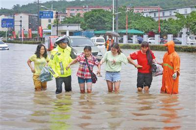 8月5日，四川绵阳，暴雨导致城区多条道路积水，市民出行受到影响，绵阳公安交警、市政等多部门积极开展救援。图/视觉中国