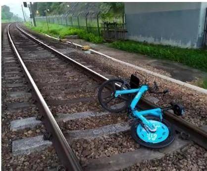 人肉趴地铁单车绊列车 香港市民：我要上班