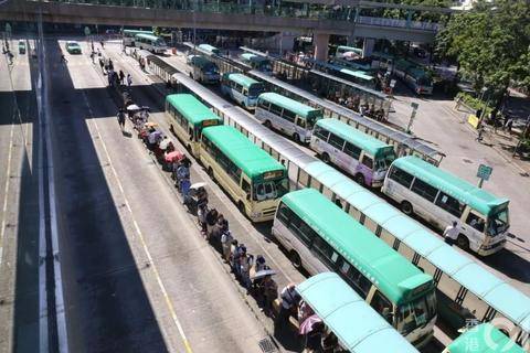 人肉趴地铁单车绊列车 香港市民：我要上班