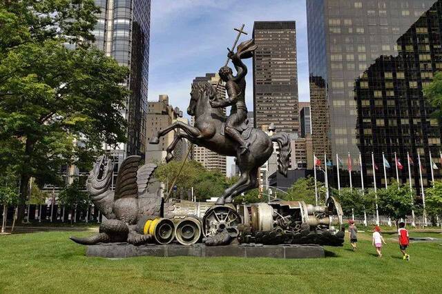 这是8月5日在位于纽约的联合国总部拍摄的“善战胜恶”雕塑。新华社记者李木子摄