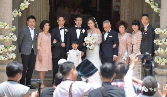 2018年6月2日，李柱铭（左三）参加他儿子李祖诒与莎莎国际控股主席郭少明千金郭诗雅的婚礼。