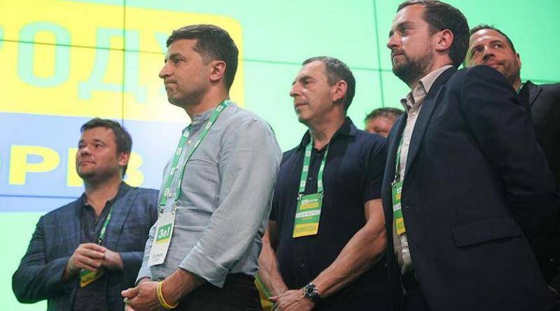 乌总统泽连斯基（左二）图自《消息报》