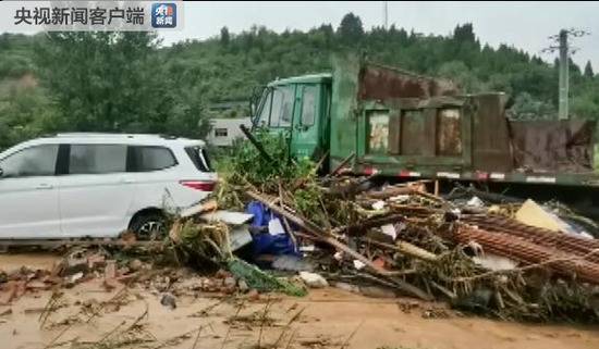 湖北十堰局地暴雨突发山洪 已致13人遇难