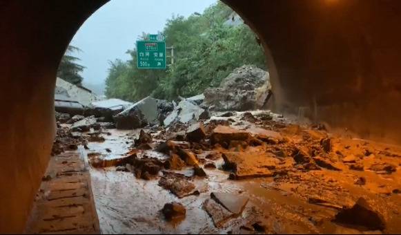 湖北十堰局地暴雨突发山洪 导致8人遇难多人失联