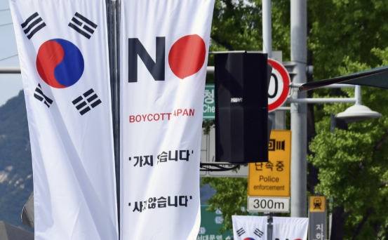 旗子上写着“NO抵制日本”（图源：共同社）