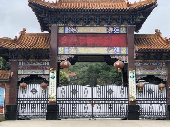 8月3日，释永旭创办的武校大门紧闭，校名牌匾已被摘下。新京报记者王文秋摄