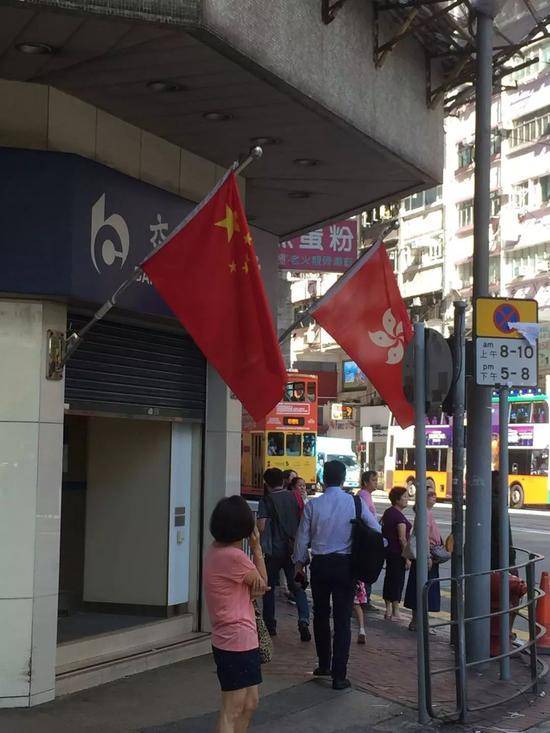 香港中联办：五星红旗 会永远在香港上空飘扬