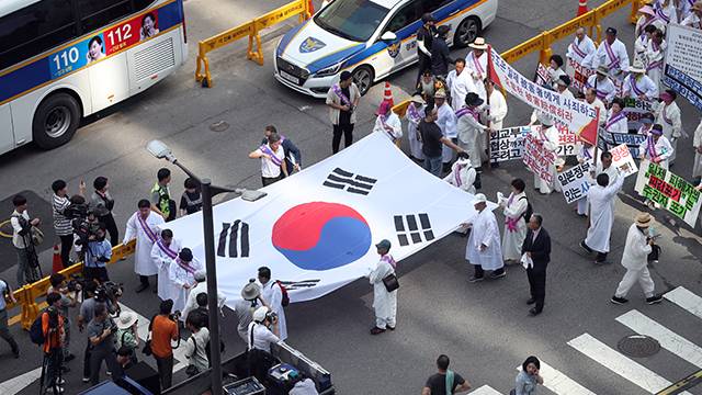 资料图：2018年光复节，韩国二战劳工受害人街头抗议