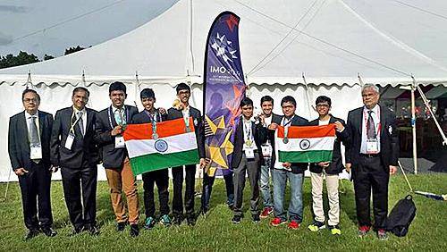 印度一支中学生代表队在本届国际数学奥林匹克竞赛中摘得5枚奖牌。（《印度教徒报》网站）