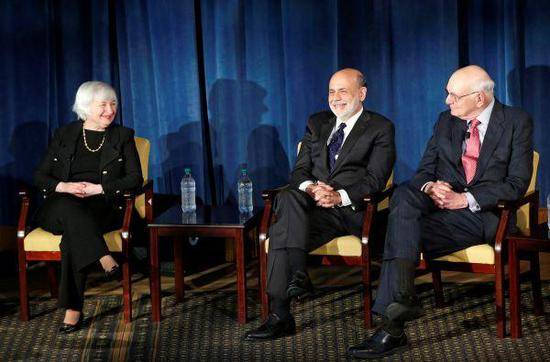 资料图片：2016年4月7日，时任美联储主席耶伦和前美联储主席伯南克以及沃尔克首次一同露面（从左至右）。（路透社）