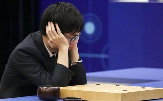 年轻的围棋国手柯洁与人工智能阿尔法狗对弈