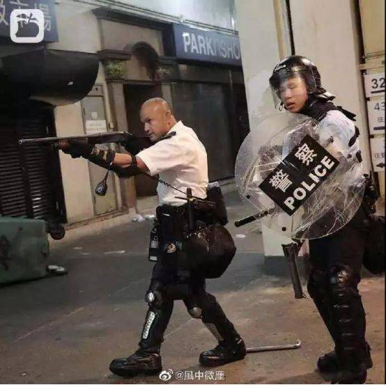 举起枪的光头警长 没想过会感动中国