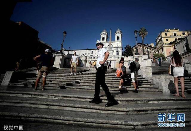意大利整治旅游不文明行为 禁止游客在著名景点席地而坐
