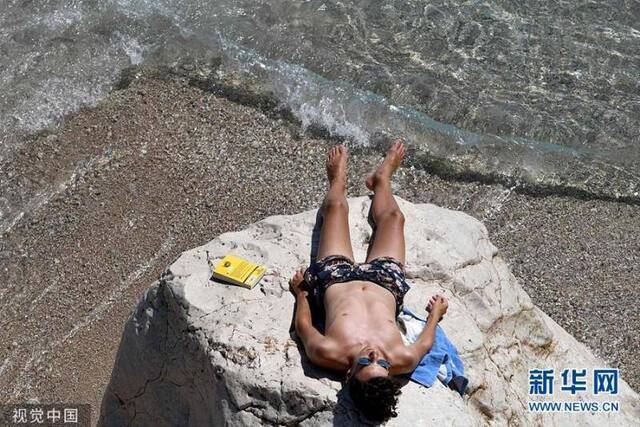 阿尔巴尼亚迎来夏季高温天气 民众“扎堆”海滩避暑