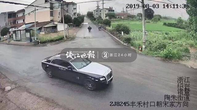 假装买车 三个男人街头抢了一辆劳斯莱斯