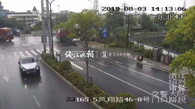 假装买车 三个男人街头抢了一辆劳斯莱斯