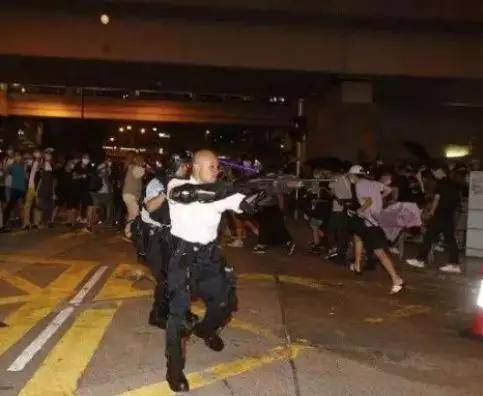 香港警察：只恨他们亦是中国人 打不是不打也不是