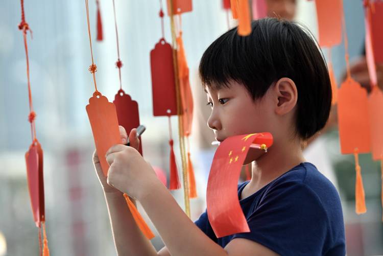 七夕夜朝阳区“我们的节日”点亮爱情树组图