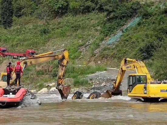 四川广元一装载机载人过漫水桥 5人获救3人死亡