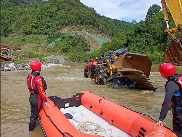 四川广元一装载机载人冒险过漫水桥遇洪水 致3人死亡