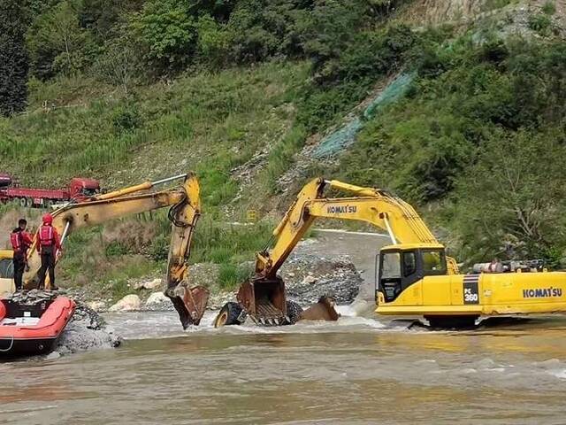 四川广元一装载机载人冒险过漫水桥遇洪水 致3人死亡