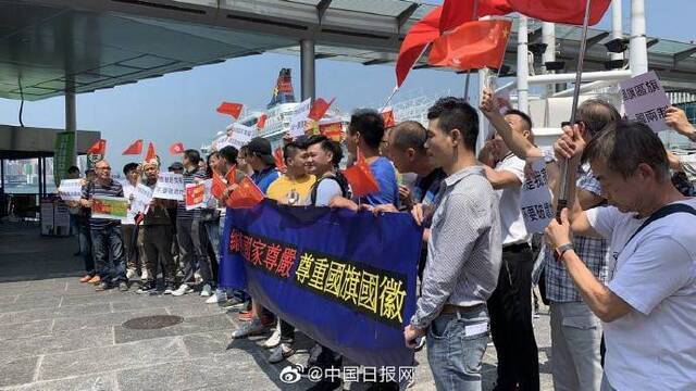 30名香港市民尖沙咀举国旗唱国歌 谴责乱港示威者