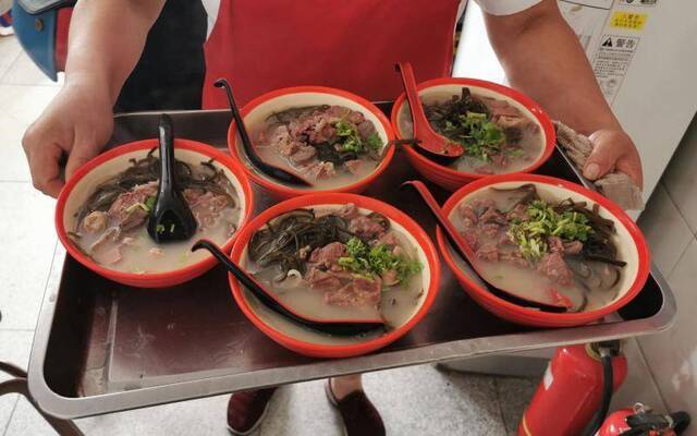 京郊小店“贴秋膘” 食的更是人情味儿