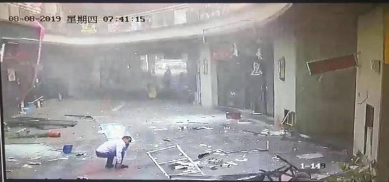 苏州一商业街内小吃店煤气泄漏引发闪爆，致2人受伤
