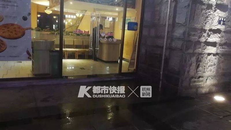 有人往地上泼了两桶“水” 女童摔倒后背灼伤发黑