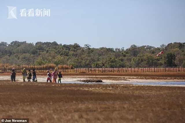 1100米高空开飞机舱门跳下 女子落入猛兽区惨死