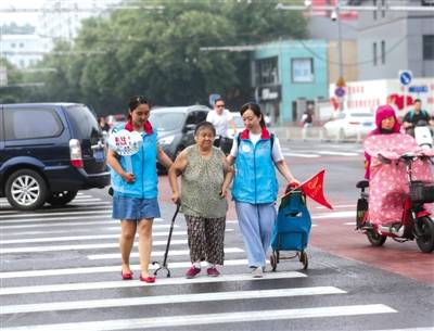 脱下“白大褂”换上“蓝马甲” 东城卫健委志愿守护路口