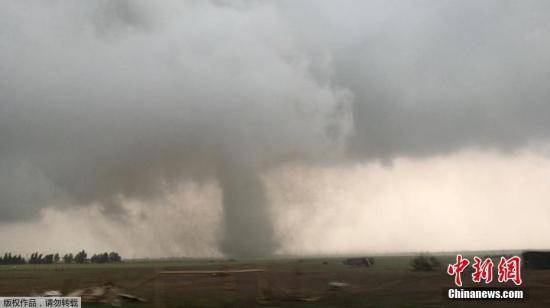 美国新泽西州遭暴雨龙卷风侵袭 近1.7万户停电