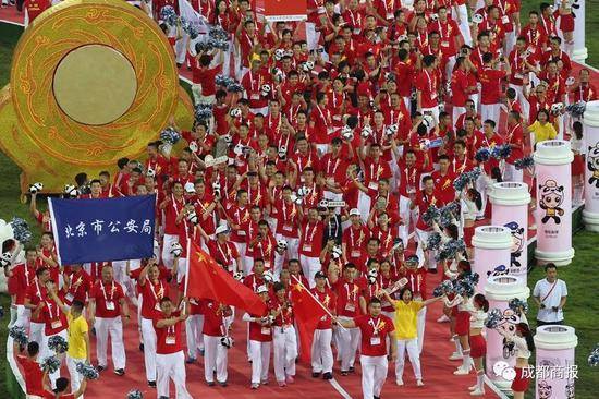 香港代表队出席成都世警会 观众高呼“雄起”力挺