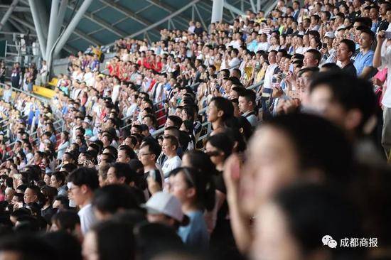 香港代表队出席成都世警会 观众高呼“雄起”力挺