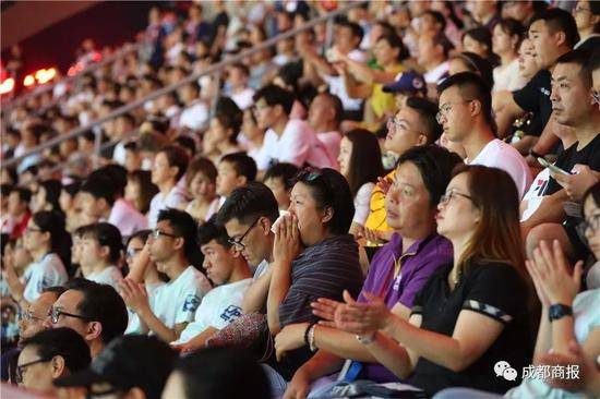 香港代表队出席成都世警会 观众高呼“雄起”力挺