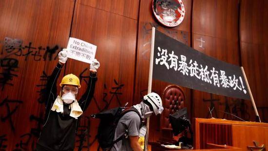 暴徒于7月1日攻入香港立法会